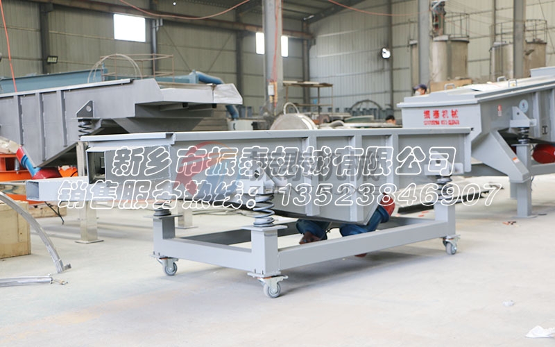 玻璃粉末顆粒直線振動(dòng)篩為什么加布料器？有什么優(yōu)點(diǎn)
